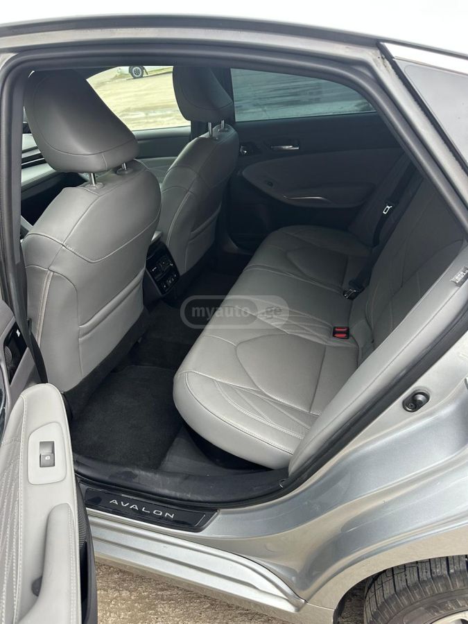 Toyota Limited 4dr Front-Wheel Drive — миниатюра 7