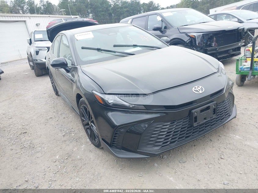 Toyota Camry - фото 1