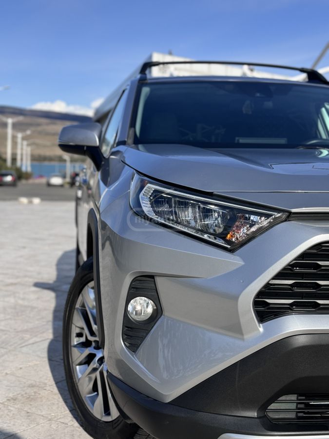 Toyota Rav 4 - фото 1