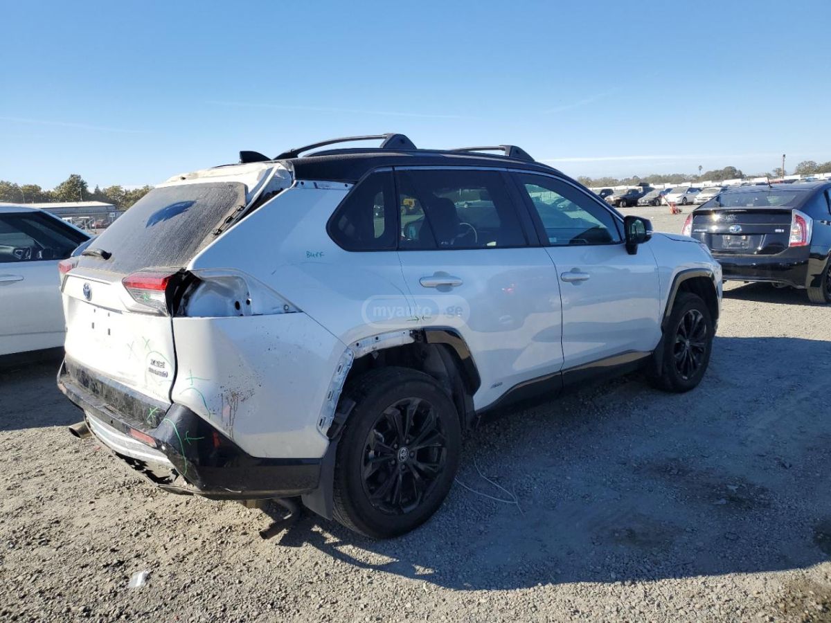 Toyota XSE 4dr All Wheel Drive CVT — миниатюра 4