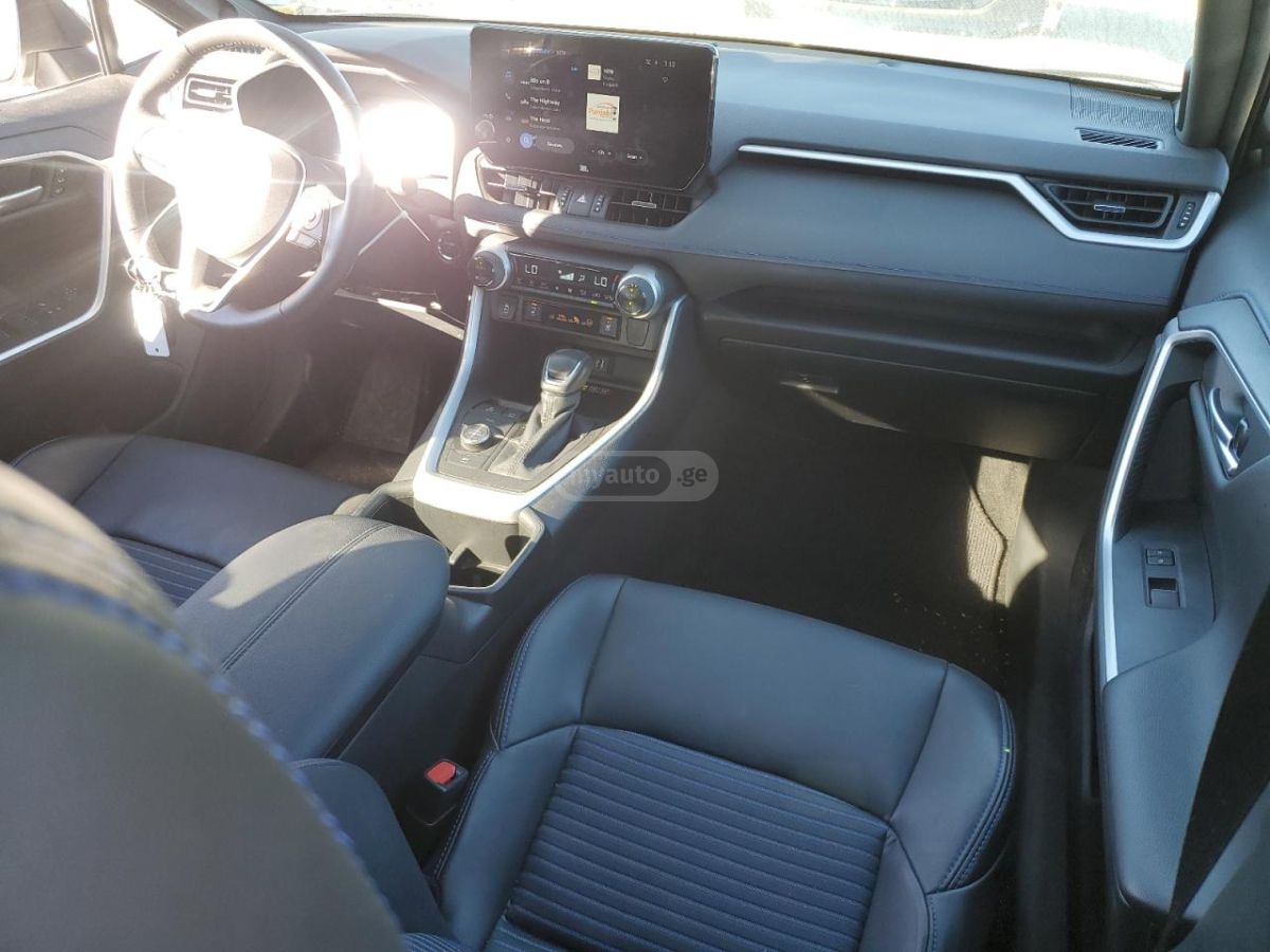 Toyota XSE 4dr All Wheel Drive CVT — миниатюра 8