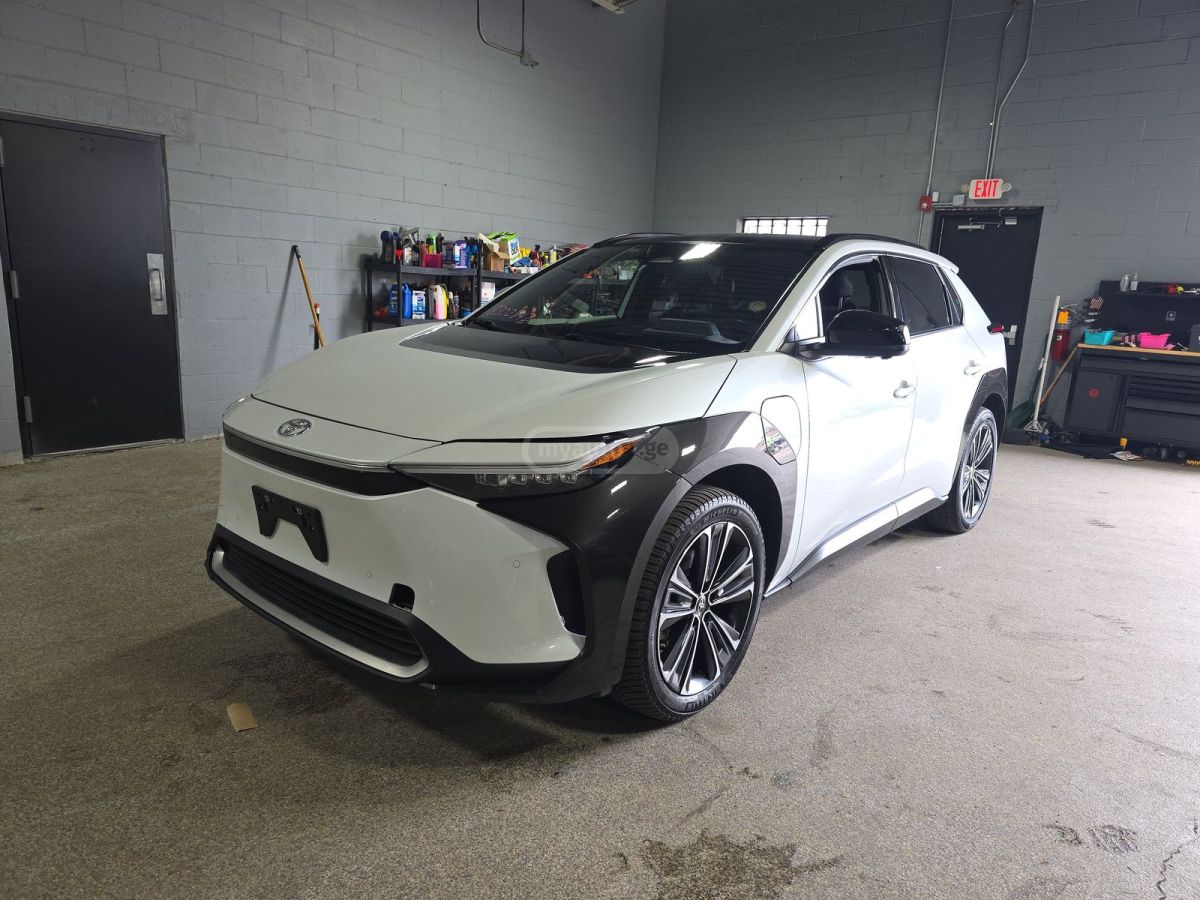 Toyota bZ4X - фото 1