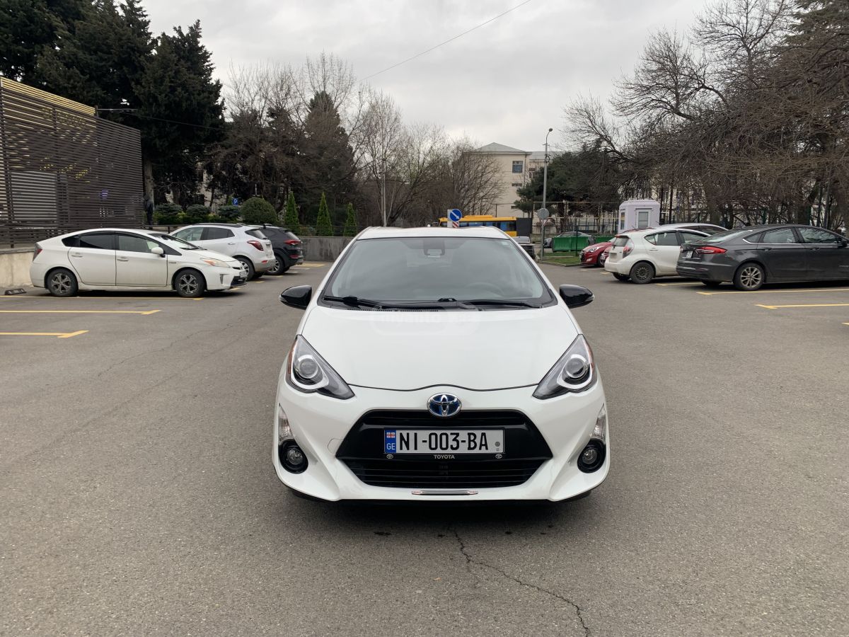 Toyota Prius C - фото 1