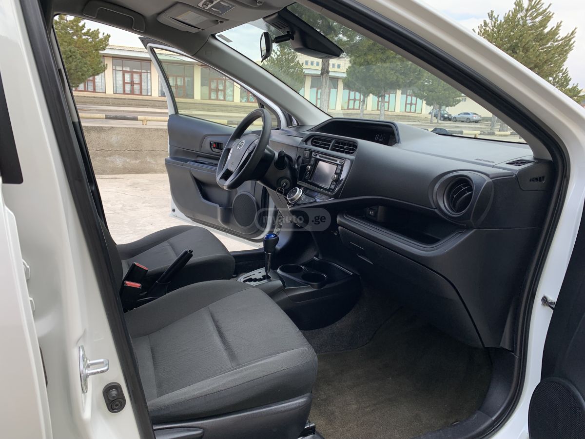 Toyota Prius C - фото 10