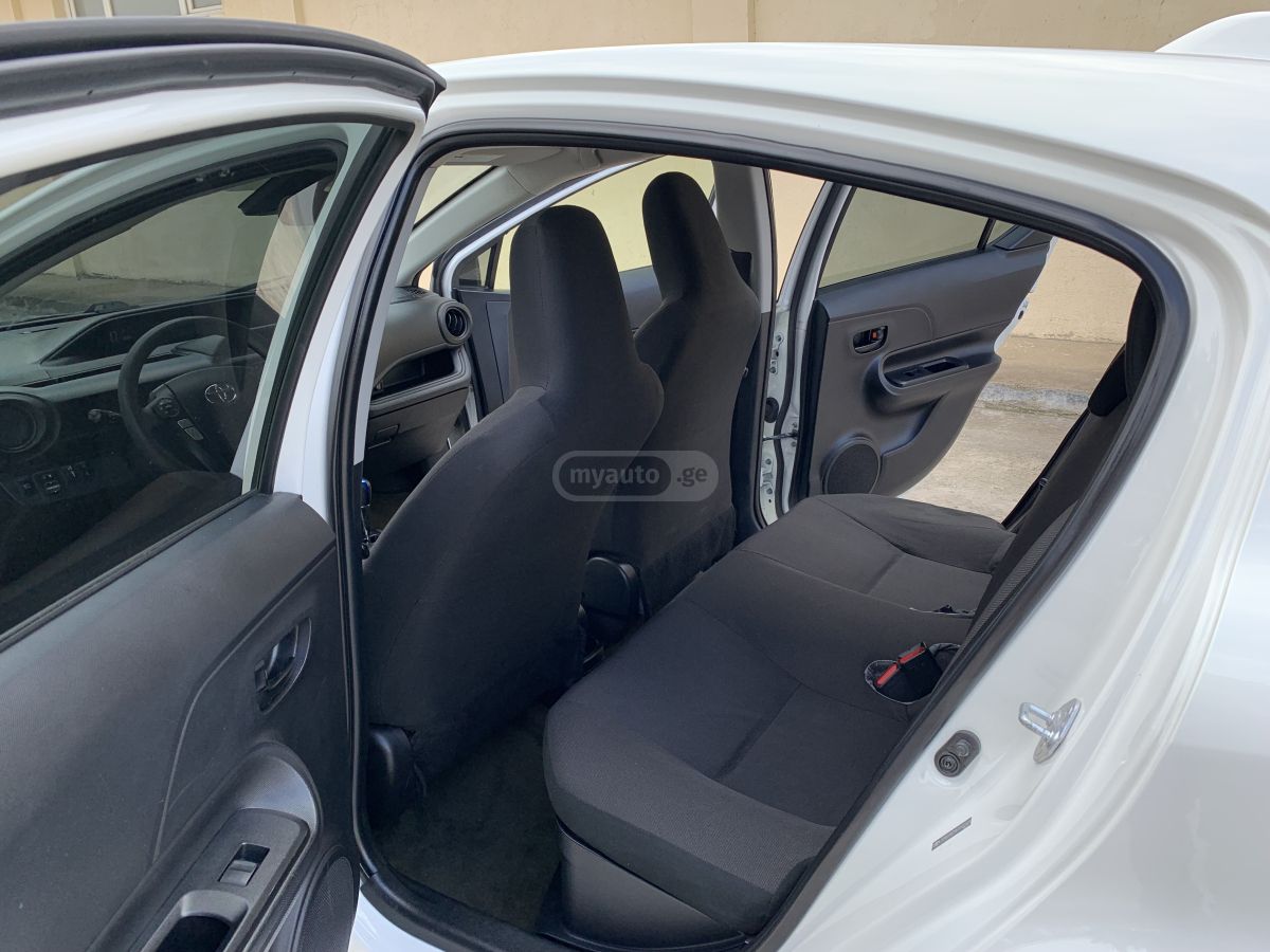 Toyota Prius C - фото 12