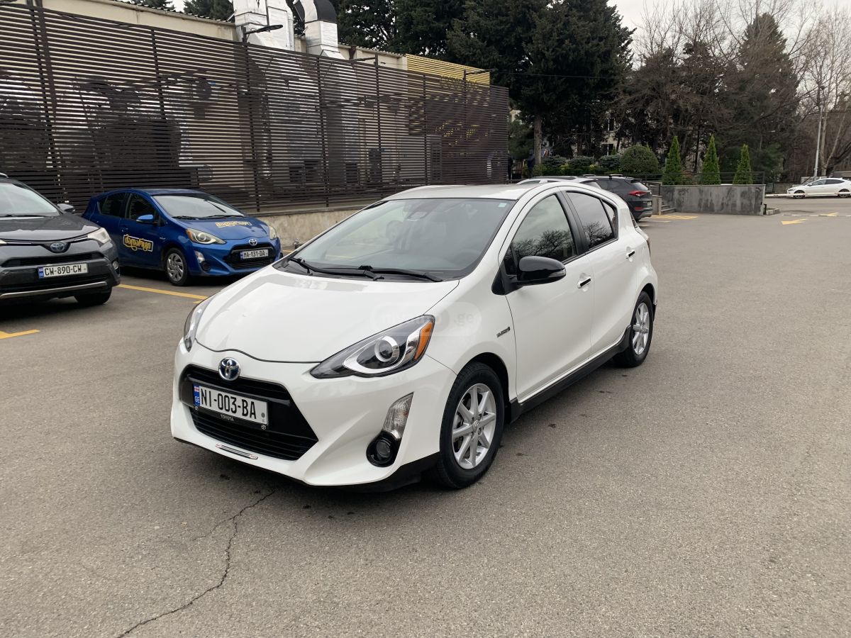 Toyota Prius C - фото 2