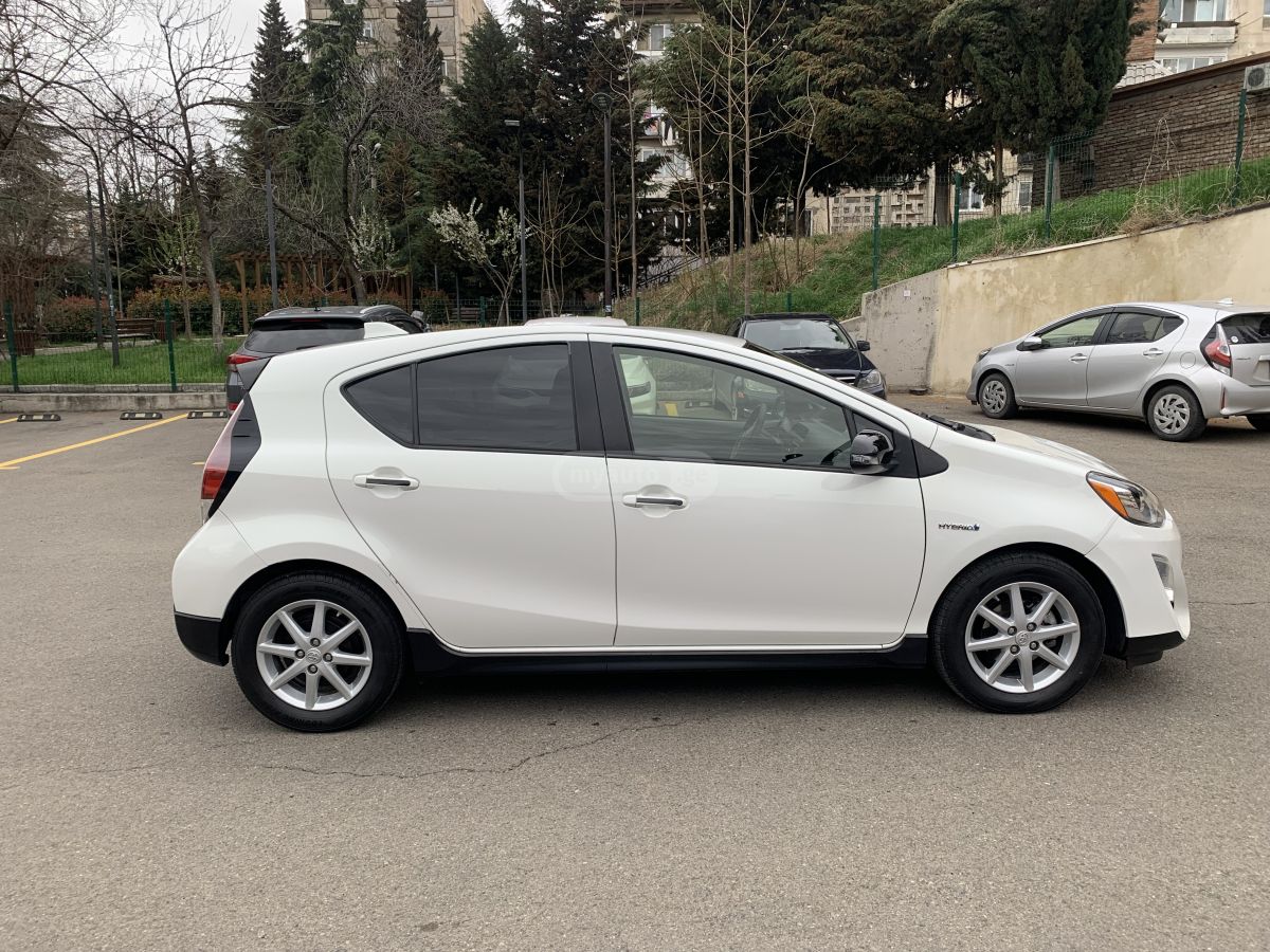 Toyota Prius C - фото 4
