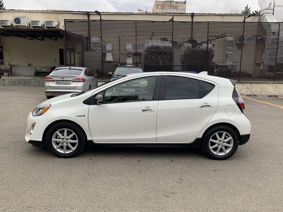 Toyota Prius C - фото 8