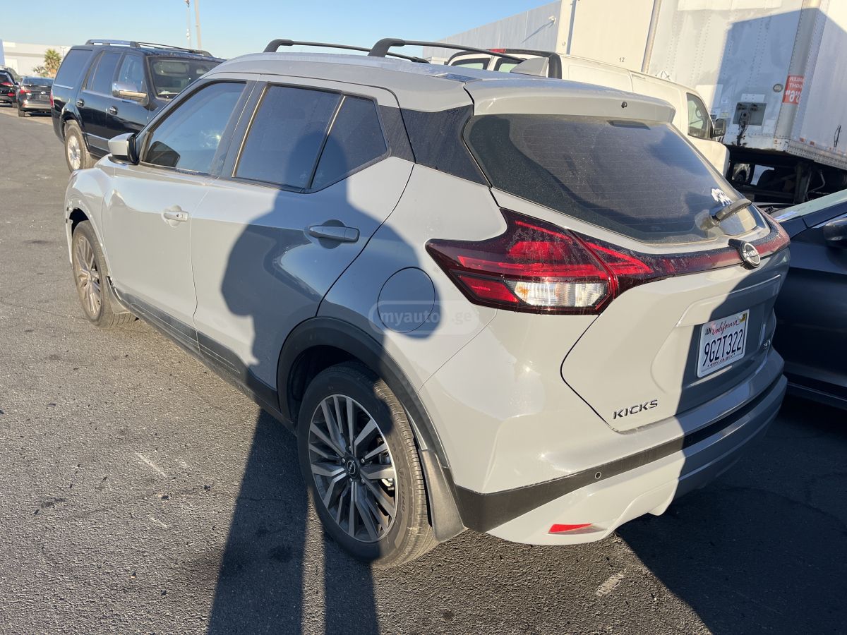 Nissan SV 4dr Front-Wheel Drive CVT — миниатюра 4