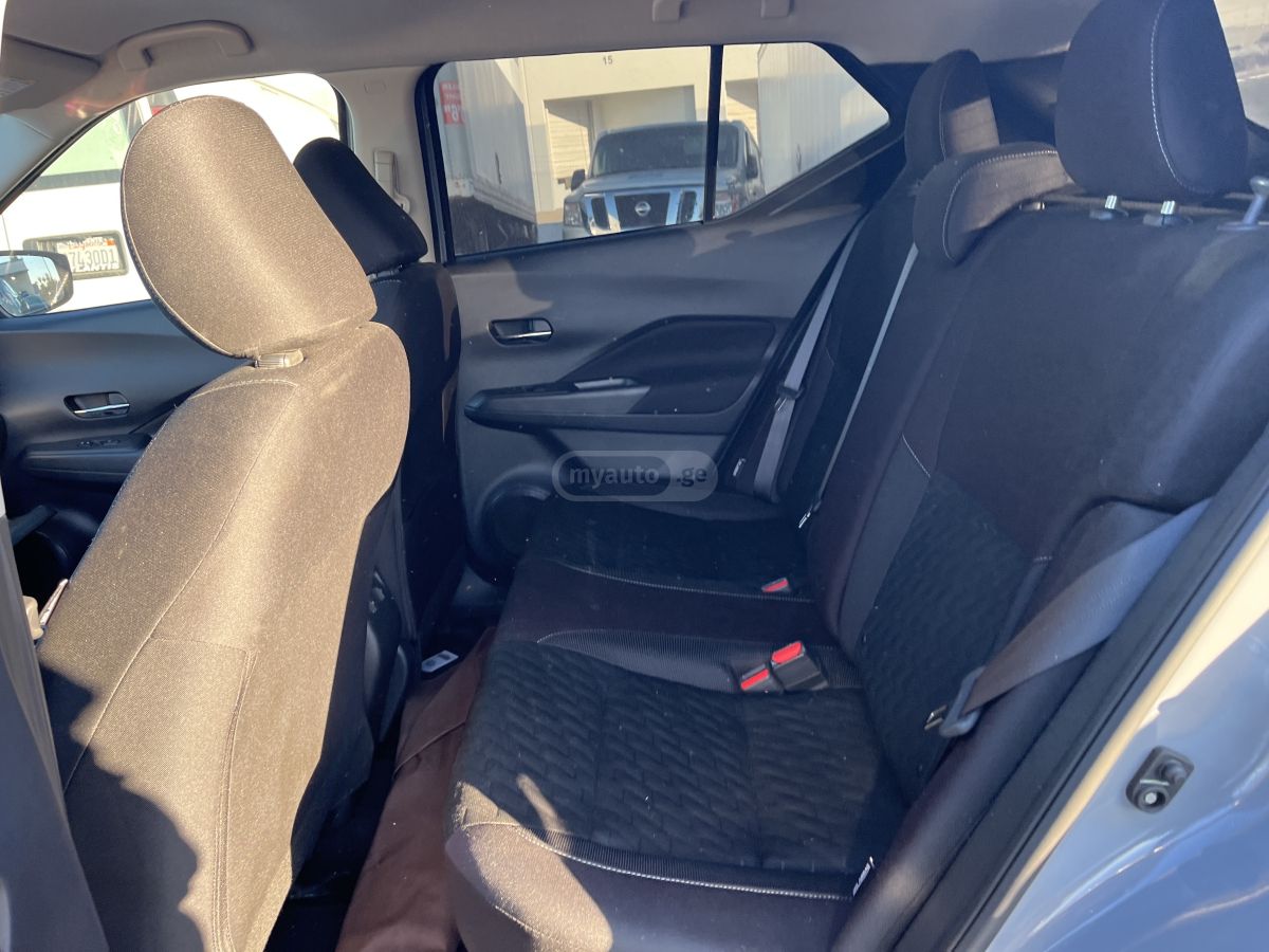 Nissan SV 4dr Front-Wheel Drive CVT — миниатюра 8