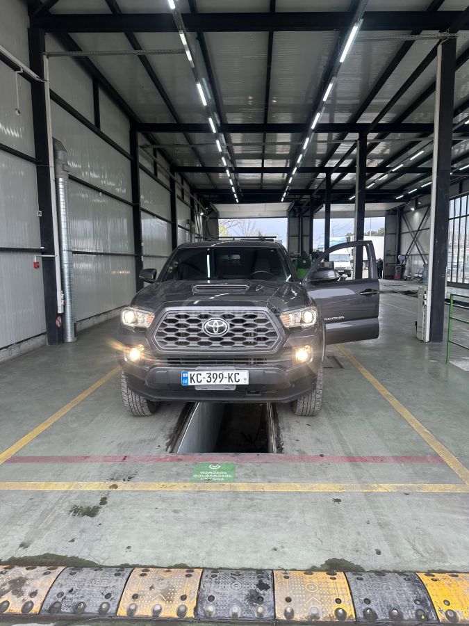 Toyota Tacoma - фото 1