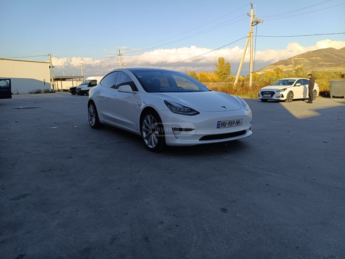 Tesla Model 3 - фото 1