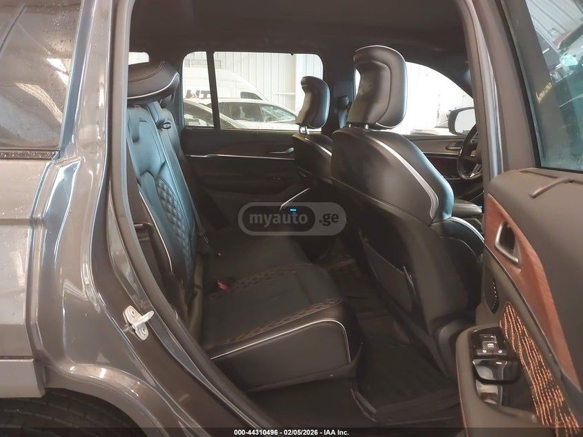 Jeep Summit 4dr 4x4 Automatic — миниатюра 8