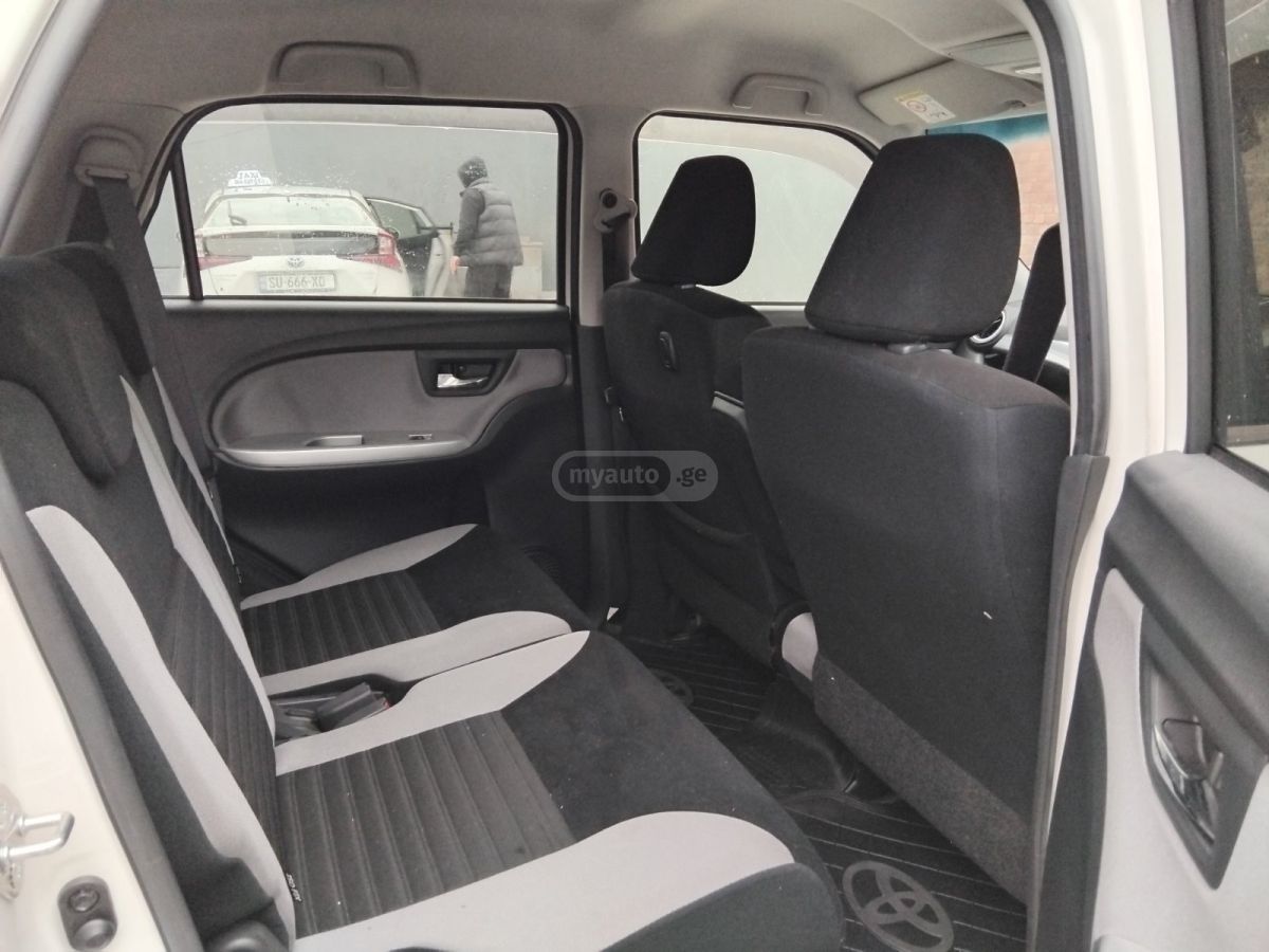 Daihatsu Cast - фото 7