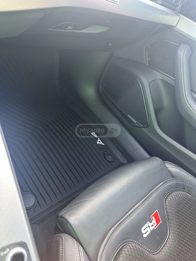 Audi A4 - фото 11