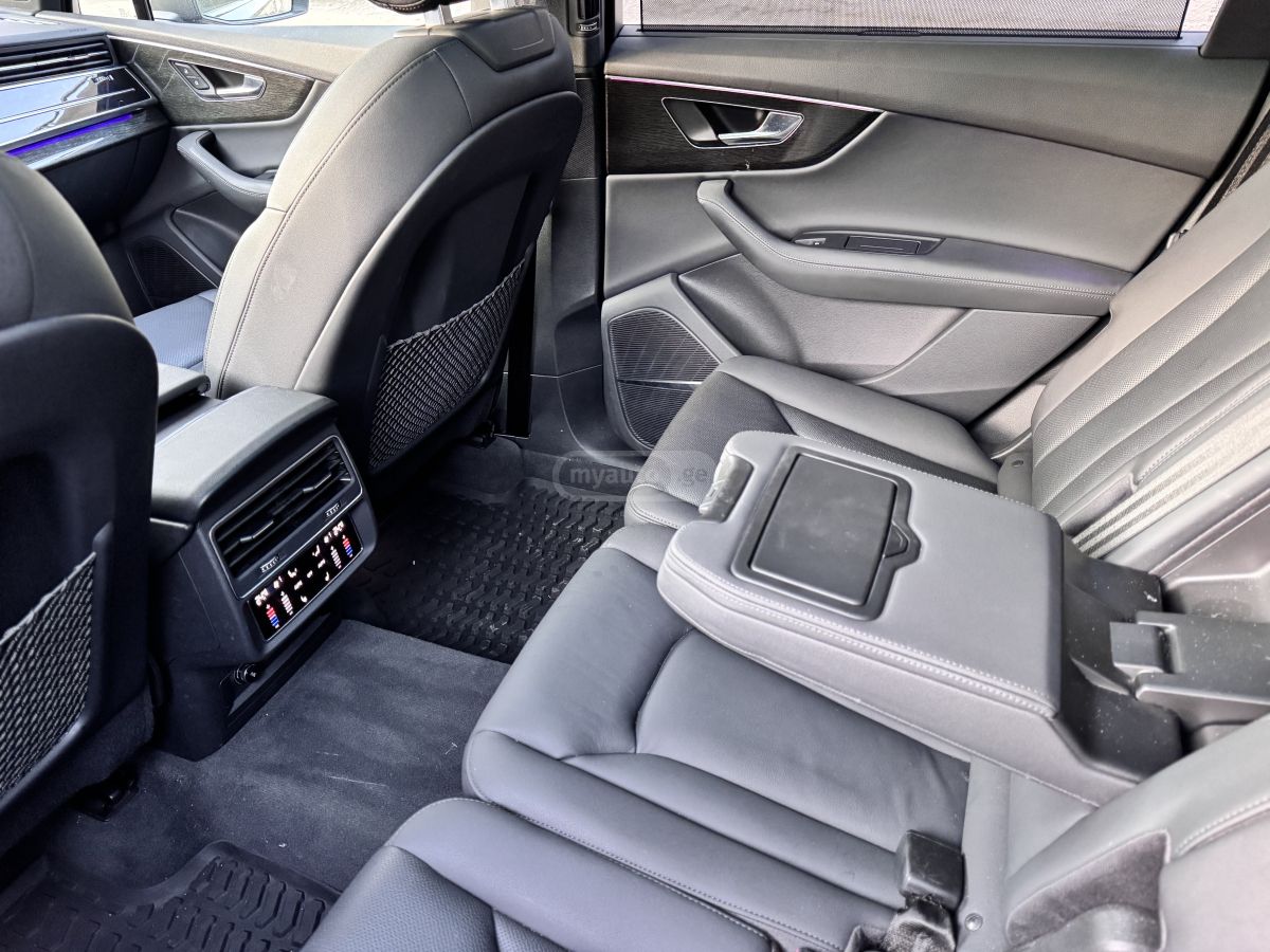 Audi Q7 - фото 11