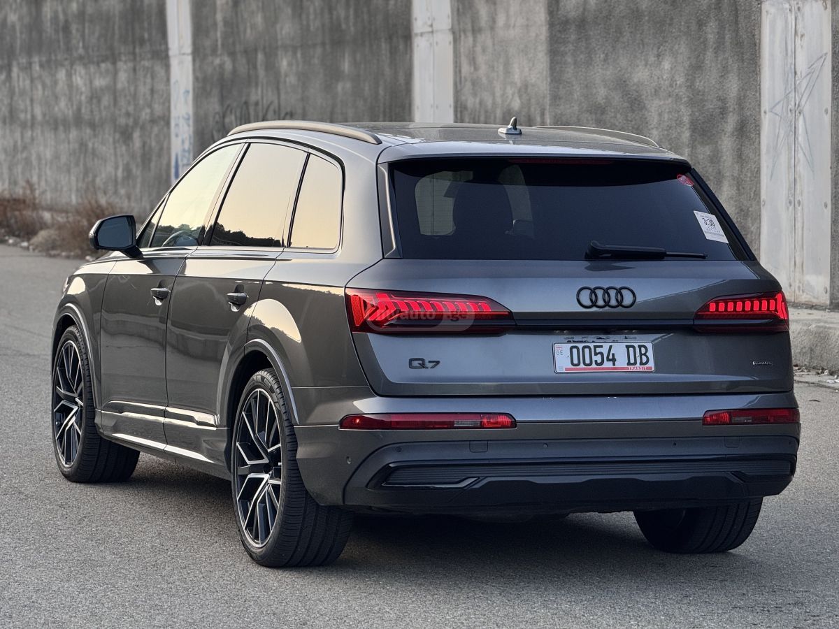 Audi Q7 - фото 6