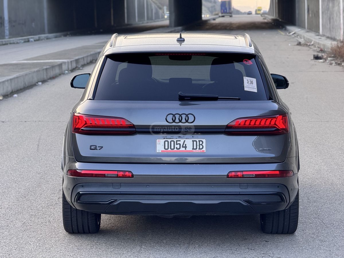 Audi Q7 - фото 7