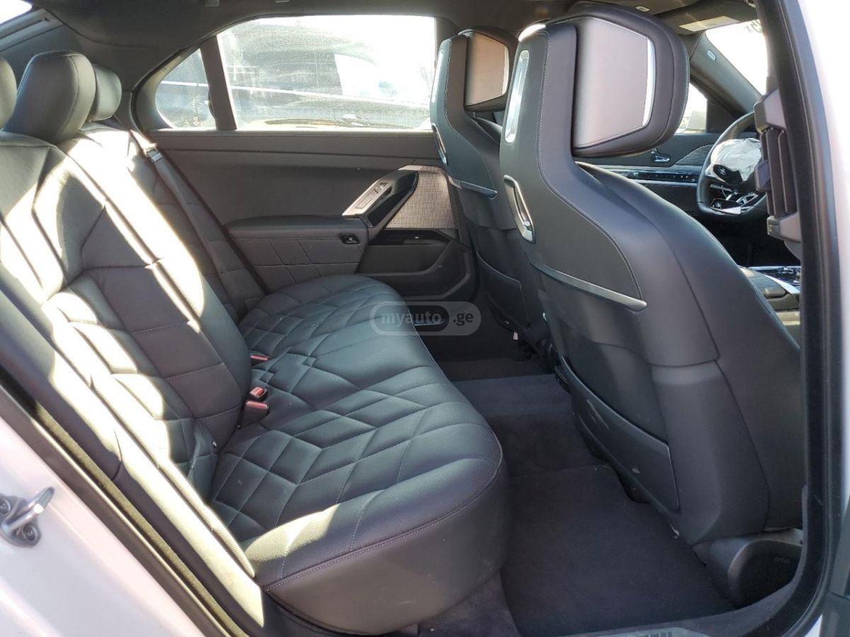 BMW 760 2023 — миниатюра 10