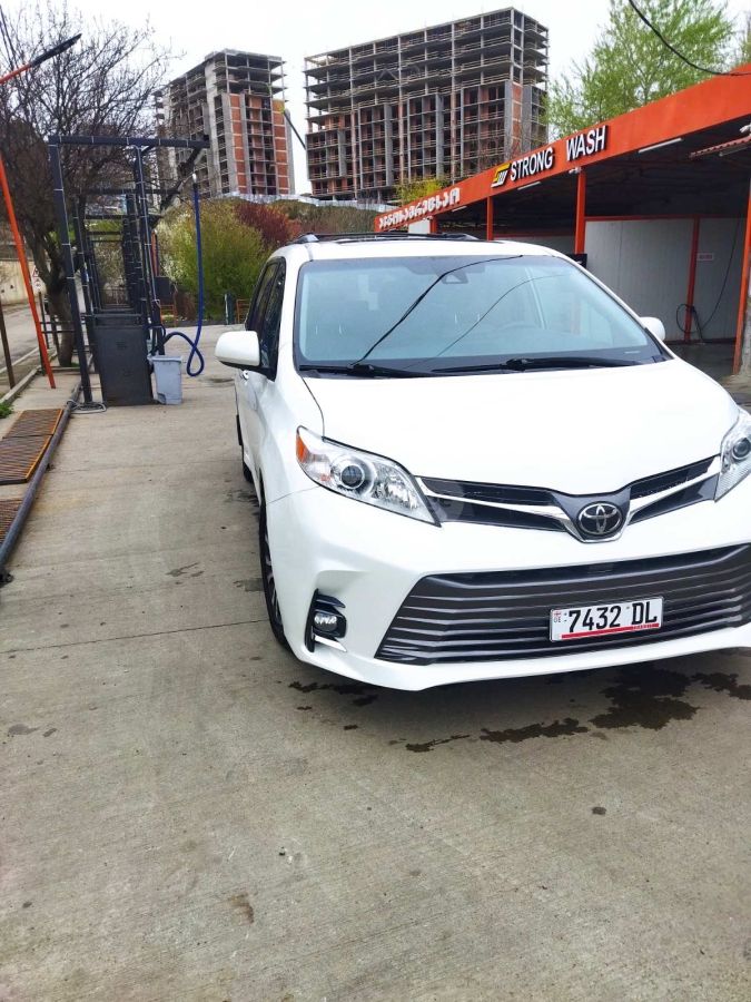 Toyota Sienna - фото 1