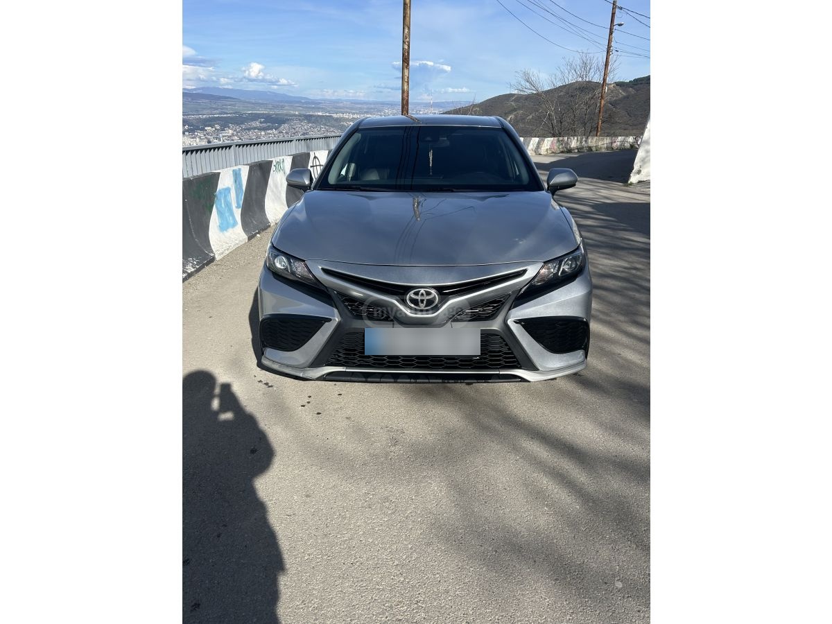 Toyota Camry - фото 1