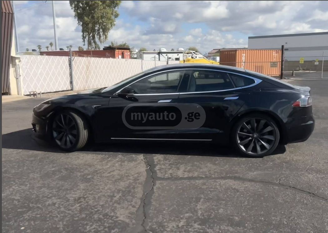 Tesla Model S - фото 1
