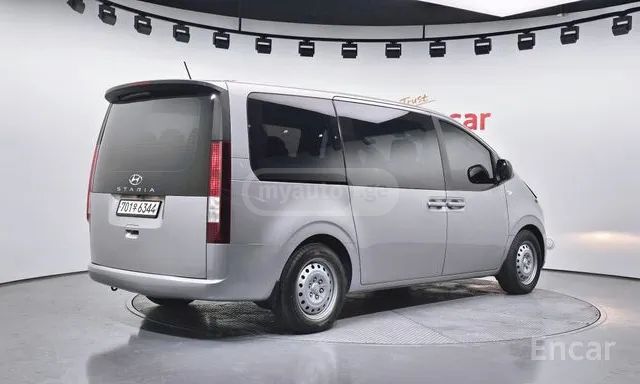 Hyundai Staria - фото 1