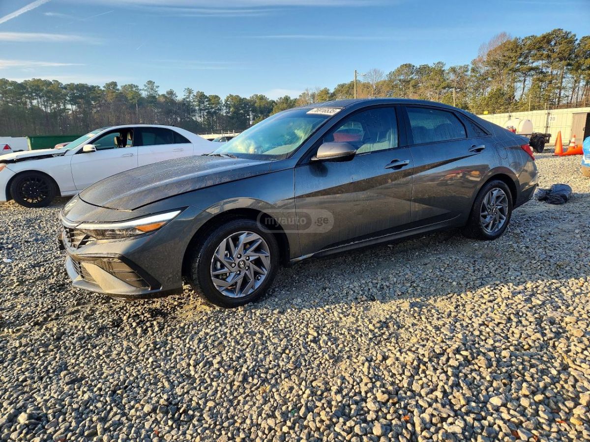 Hyundai Elantra - фото 1