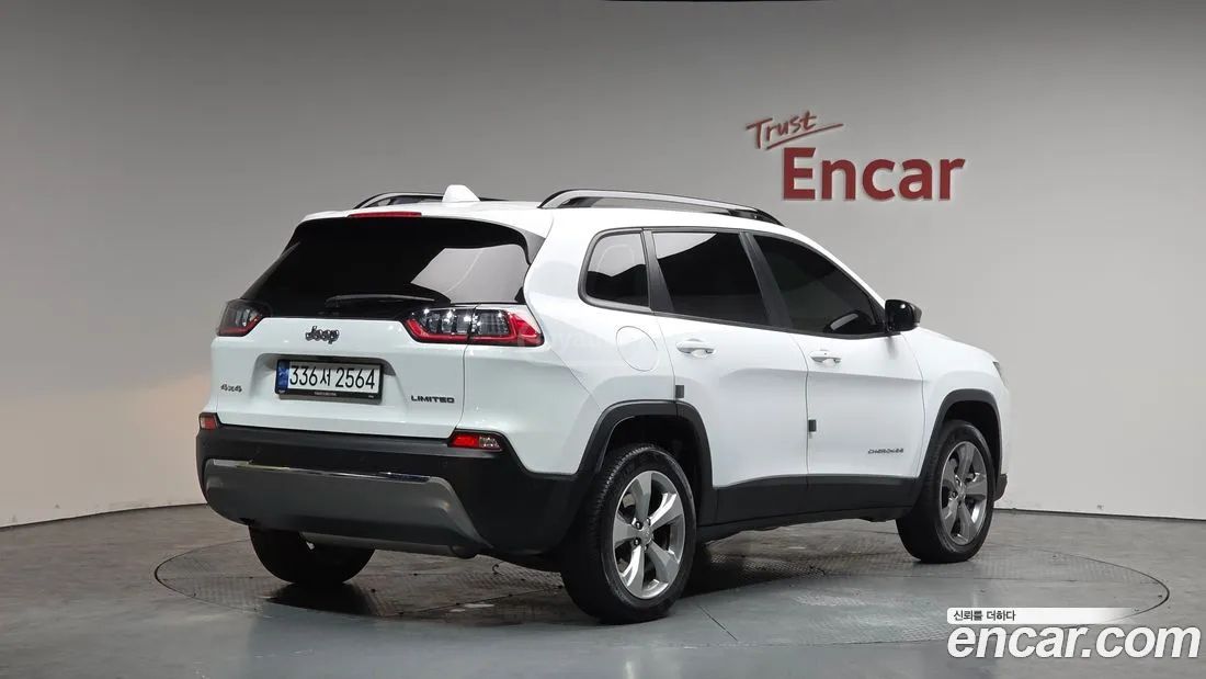 Jeep Cherokee - фото 2