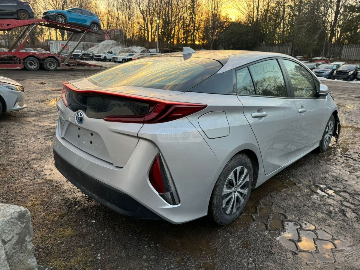 Toyota Prius Prime - фото 1