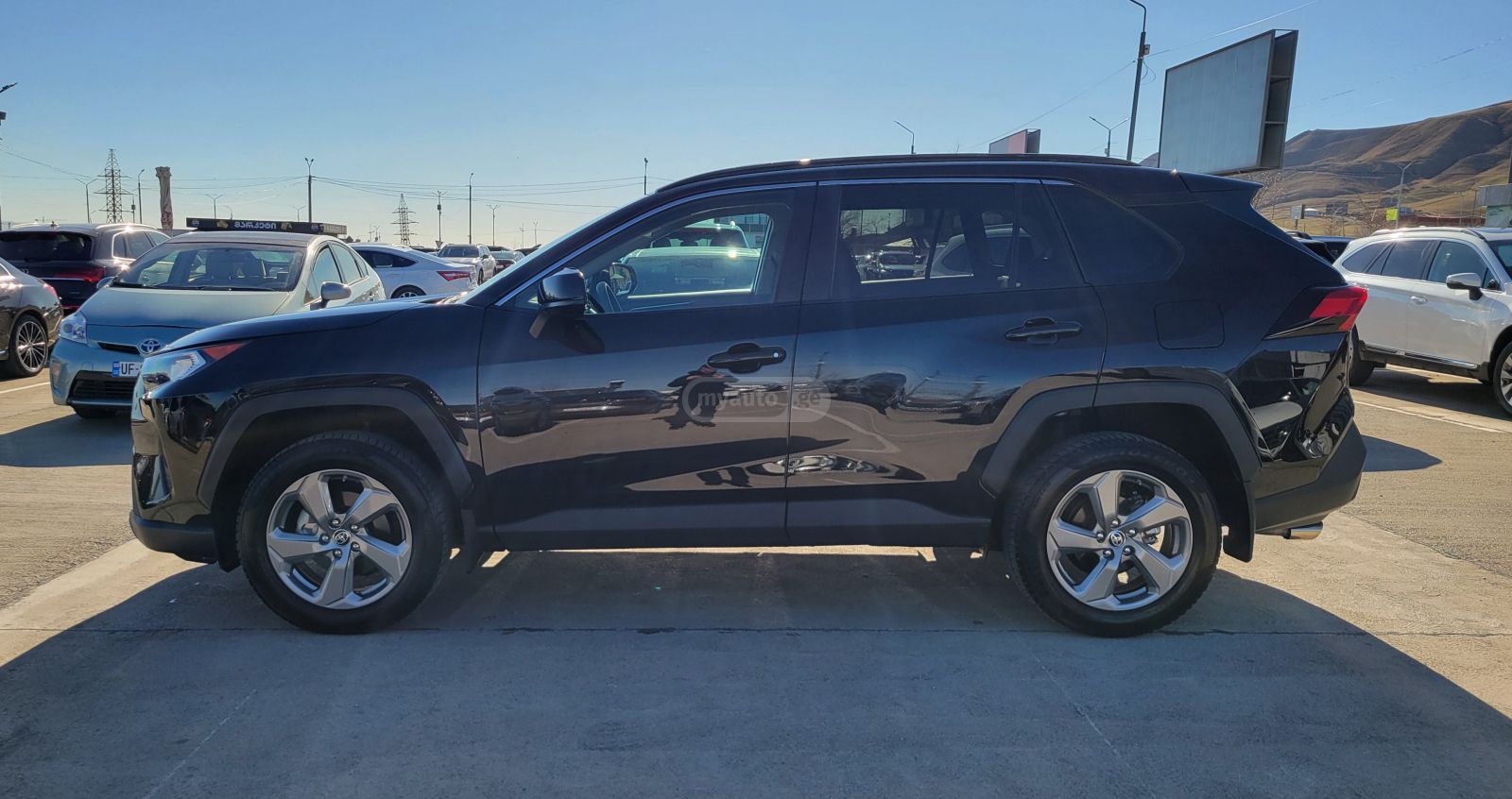 Toyota LE 4dr All-Wheel Drive Automat — миниатюра 11