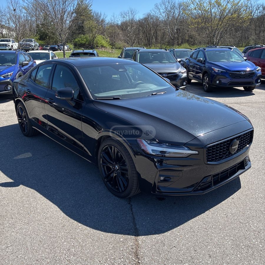 Volvo B5 Plus Black Edition — миниатюра 1