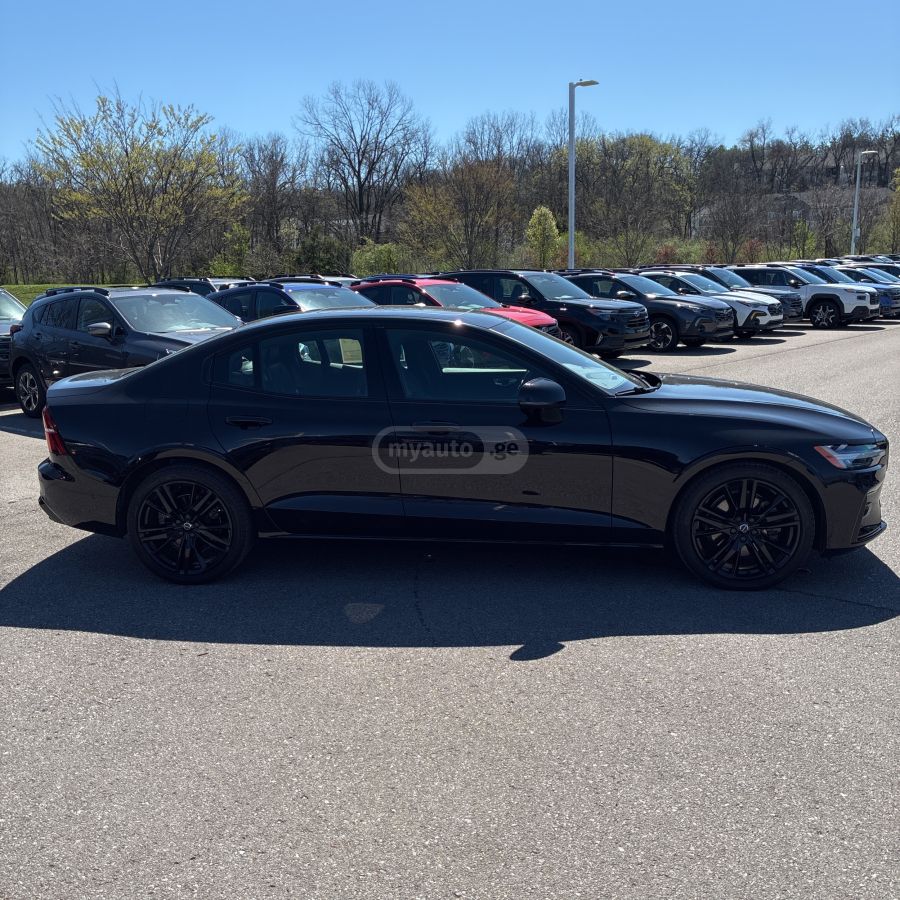 Volvo B5 Plus Black Edition — миниатюра 3