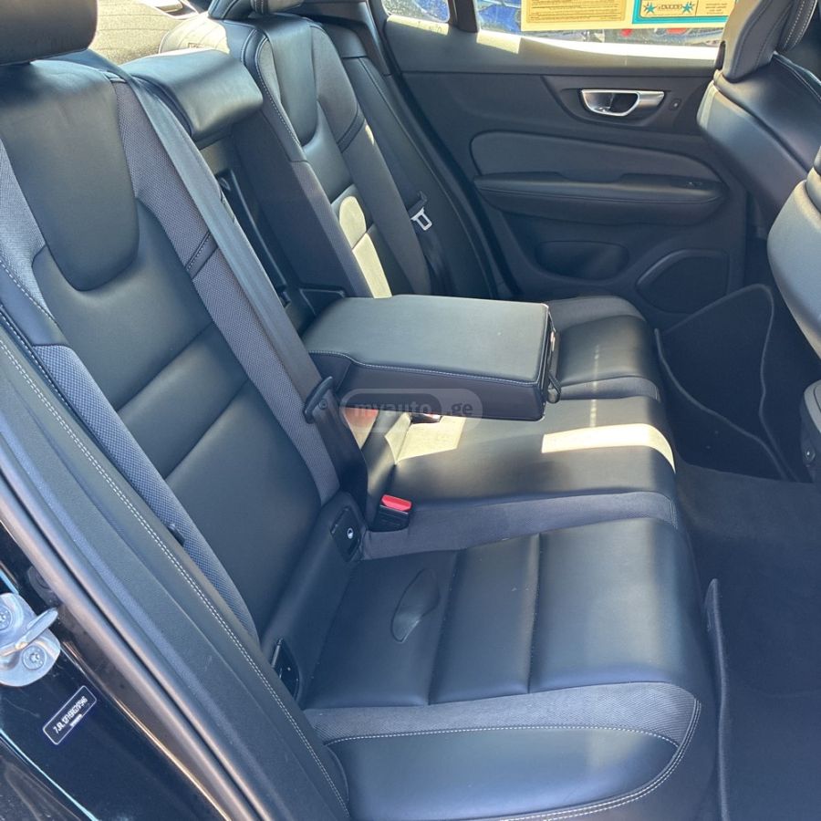 Volvo B5 Plus Black Edition — миниатюра 9