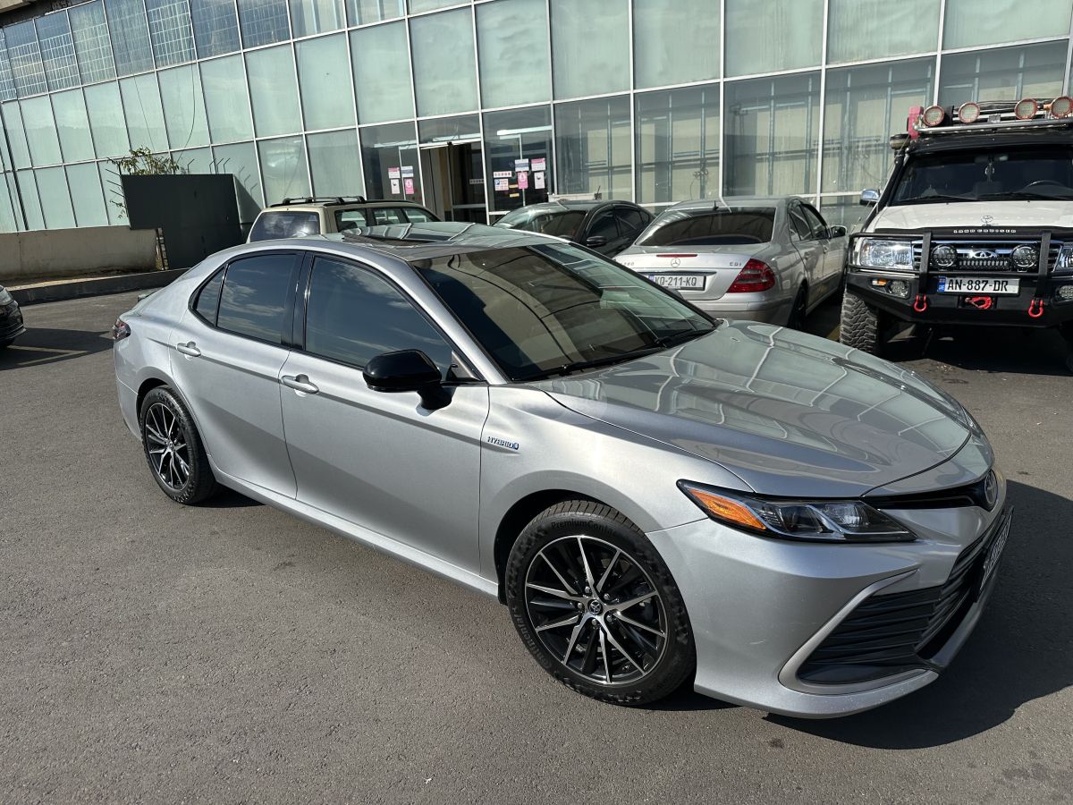Toyota Camry - фото 1