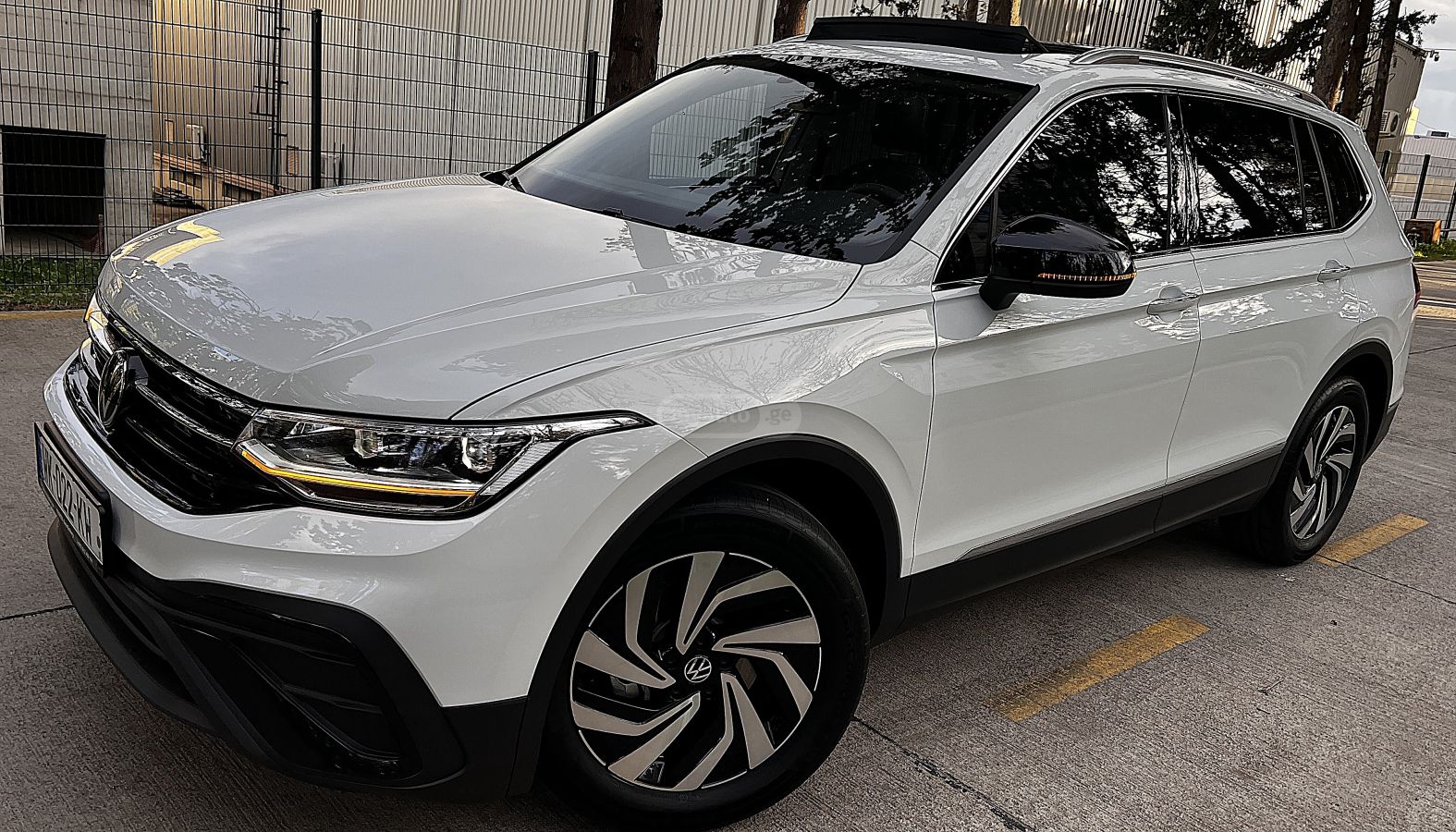 Volkswagen Tiguan - фото 3