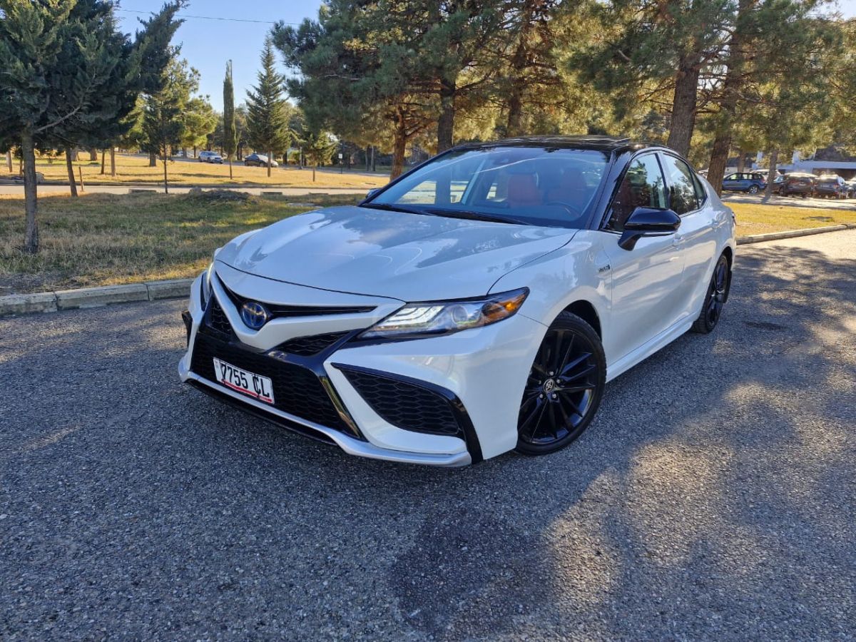 Toyota XSE 4dr Front-Wheel Drive Seda — миниатюра 2