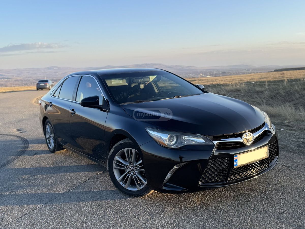 Toyota Camry - фото 1