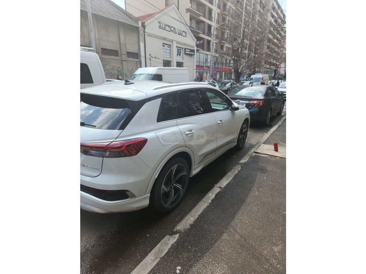 Audi 40 Premium 4dr 4x2 Sport Utili — миниатюра 5