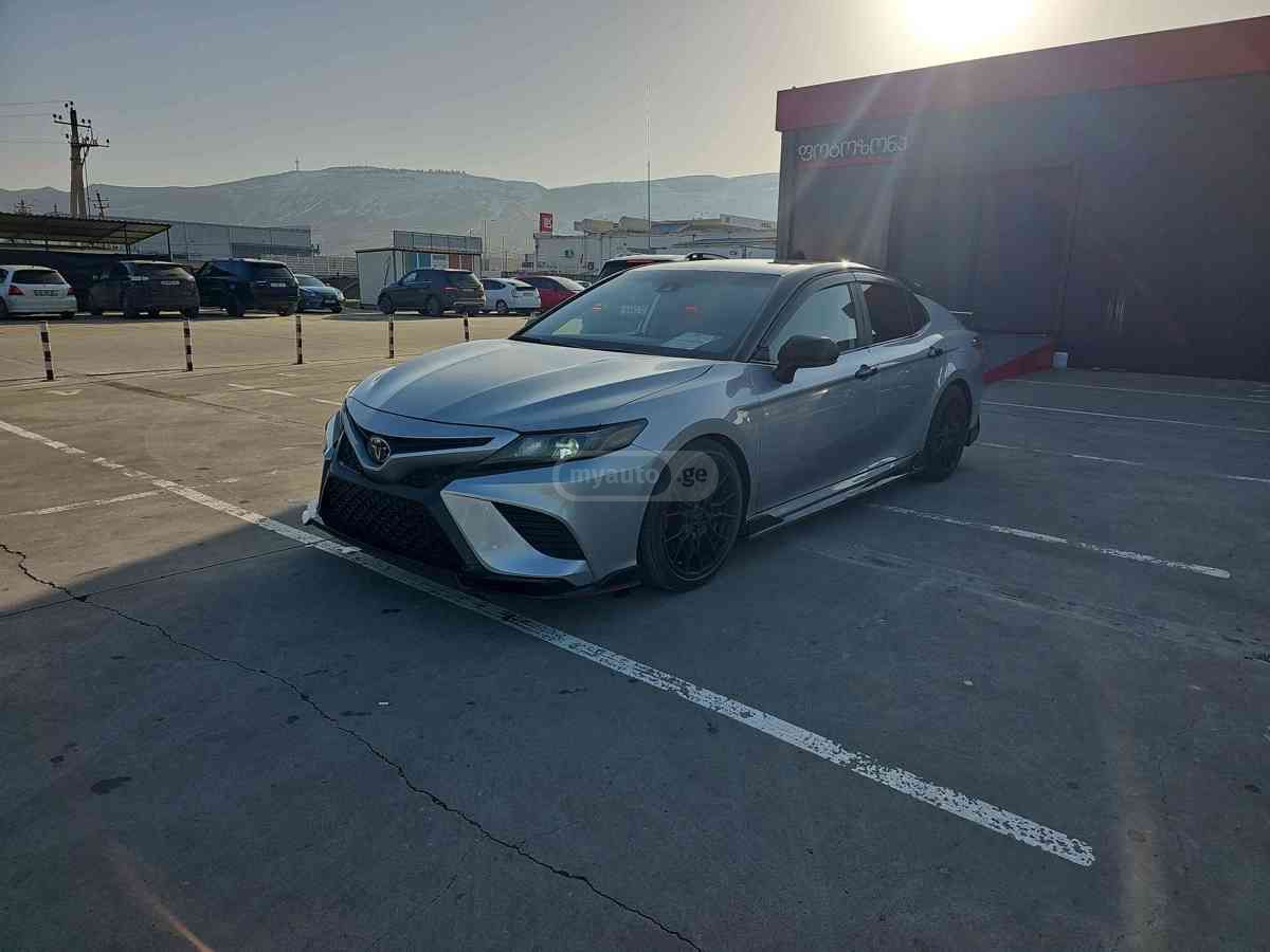 Toyota Camry - фото 1