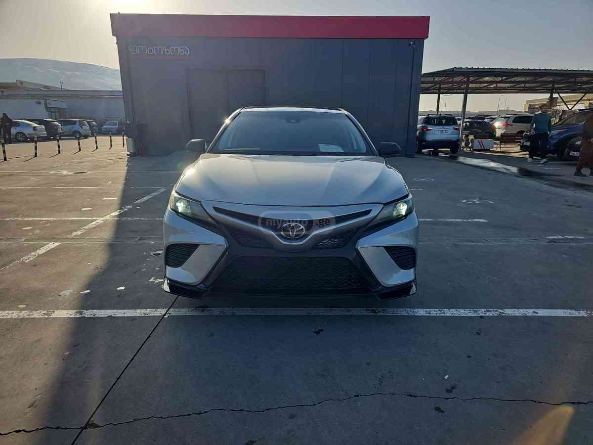 Toyota Camry - фото 2