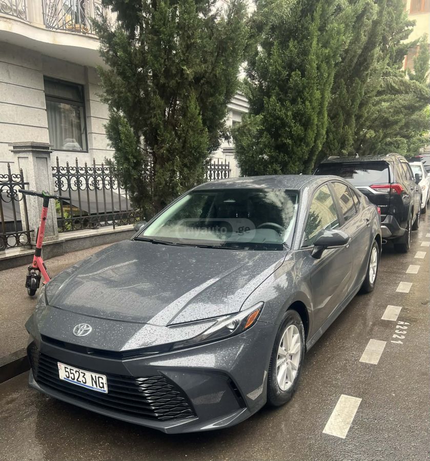 Toyota Camry - фото 1