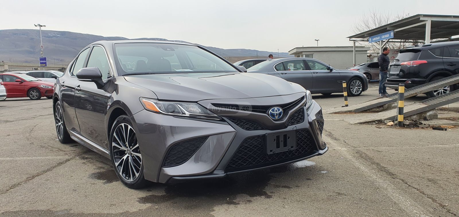 Toyota Camry - фото 1