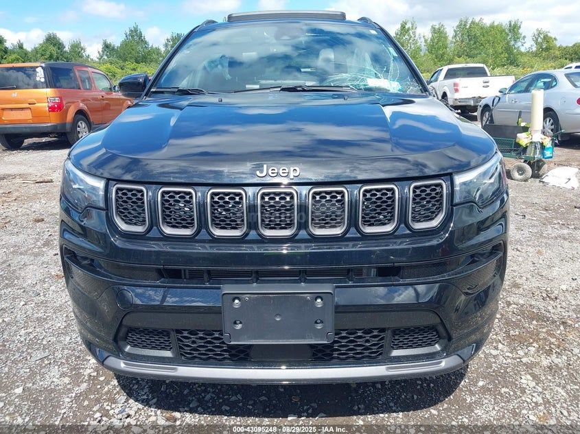 Jeep Latitude Lux 4dr 4x4 Automatic — миниатюра 13