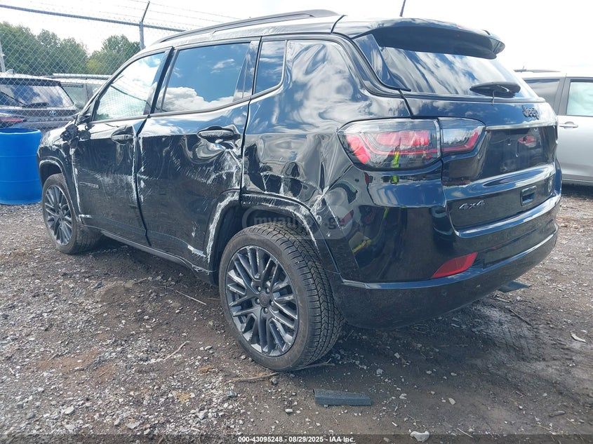 Jeep Latitude Lux 4dr 4x4 Automatic — миниатюра 3