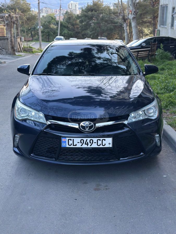 Toyota Camry - фото 1