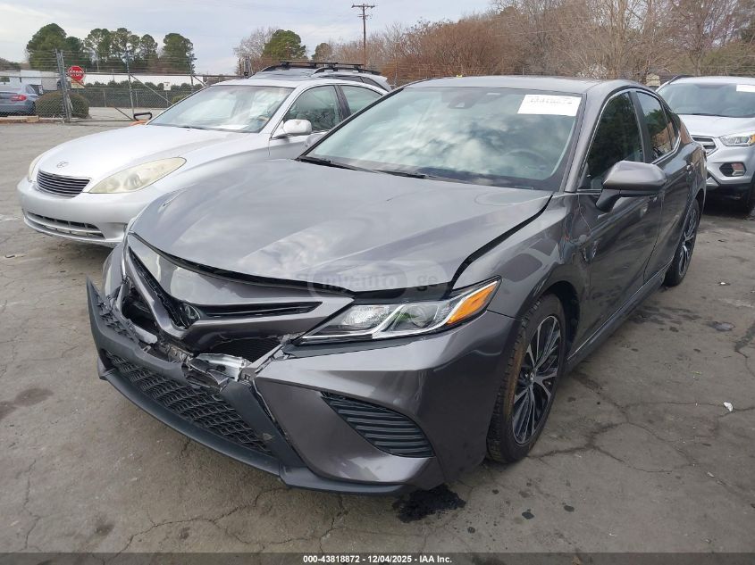 Toyota Camry - фото 1