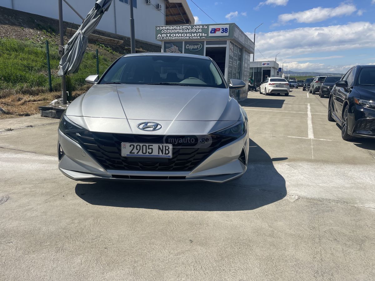 Hyundai Elantra - фото 1