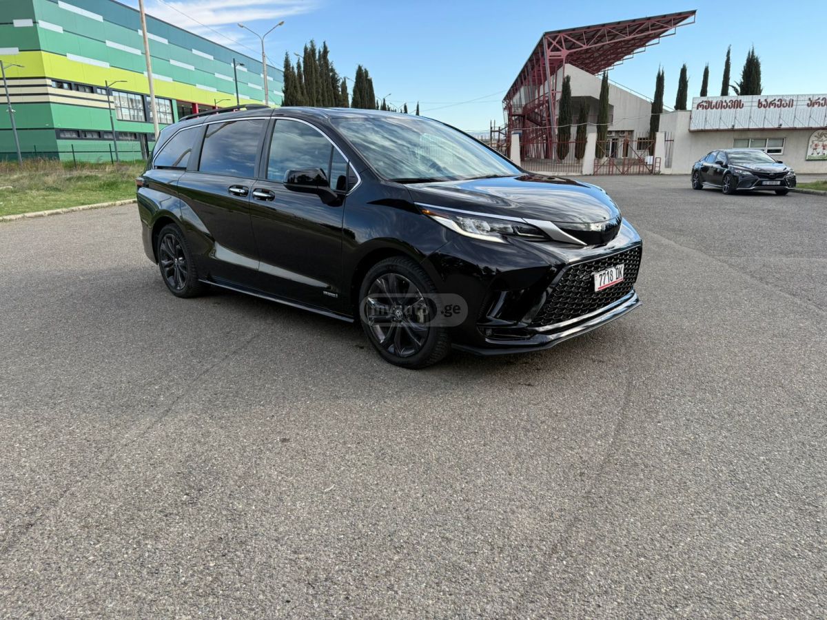 Toyota Sienna - фото 1