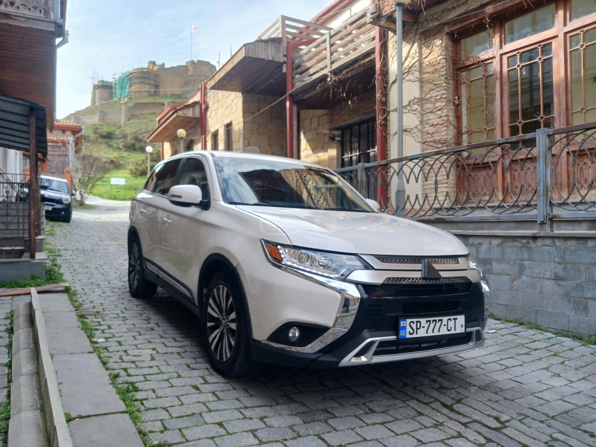 Mitsubishi Outlander - фото 1